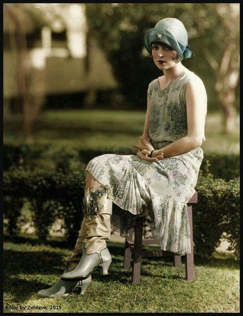 Clara Bow in color 20s Fashion, Modern Flapper, Style Année 20, 1920s Women, Clara Bow, 1920 Fashion, 1920s Flapper Dress, 20th Century Fashion, 1920s Flapper