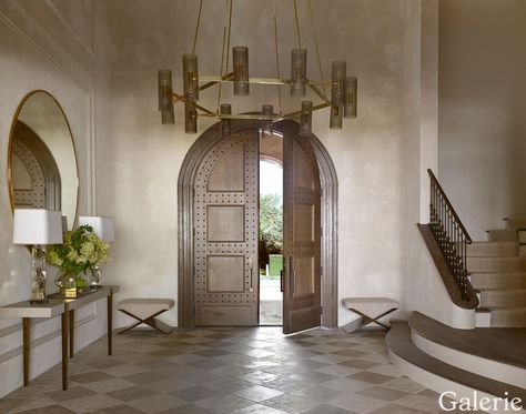 How Designer Penny Drue Baird Makes Tuscan and Modern 'Get Along' - Galerie Tuscan Contemporary Home, Updated Mediterranean Home, Modern Spanish Lighting, Modern Tuscany Decor, Tuscany Style Home Interiors, Tuscan Modern Interior Design, Modern Tuscan Home Exterior, Modern Tuscan Bathroom, Modern Tuscan Interior