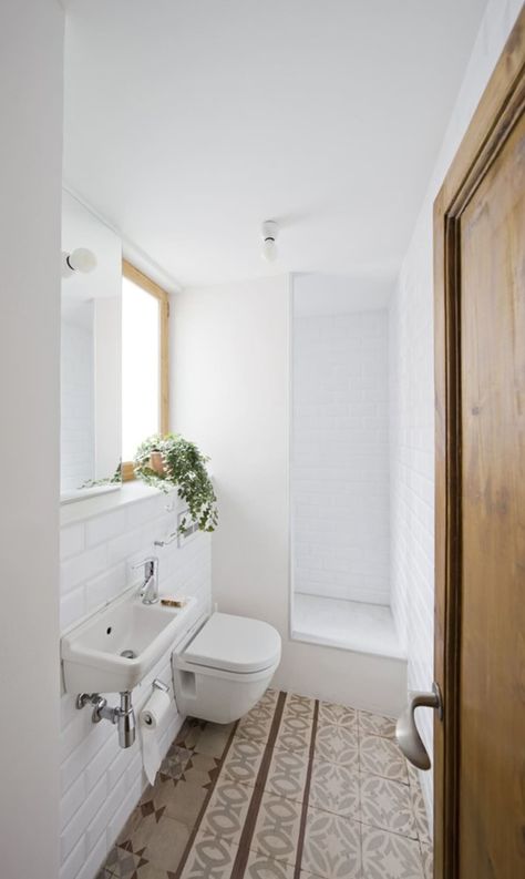 Small Narrow Bathroom, Farmhouse Bathroom Mirrors, Mini Bad, Narrow Bathroom, Tiny Bathrooms, Small Bathroom Storage, Tiny Bathroom, Bathroom Floor Tiles, Bathroom Layout