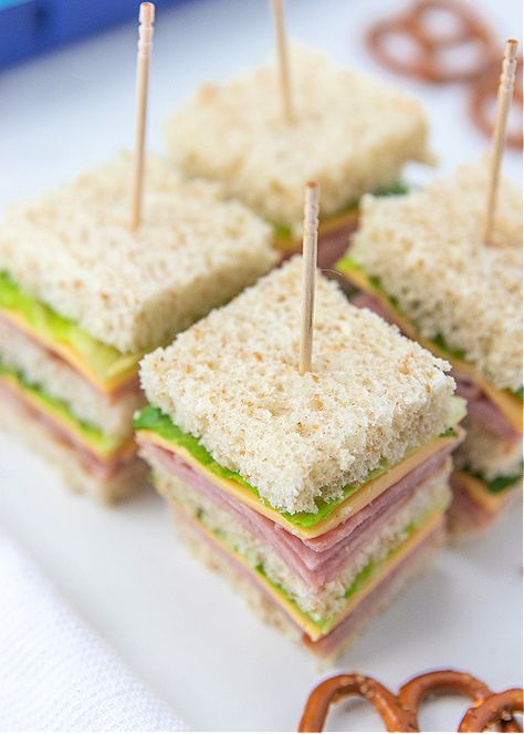 This Genius Mini Sandwich Skewer Lunch Box Hack makes me wonder why I have never tried it before! Easiest way ever to make cute sandwiches perfectly every time for back to school! Sandwiches For Parties Finger Foods, Finger Sandwich Recipes Simple, Mini Cold Sandwiches, Easy Sandwich For Party, Boxed Lunch Ideas For Adults Party, Mini Sandwiches For Picnic, Mini Pb&j Sandwiches, Halloween Mini Sandwiches, Small Sandwich Ideas