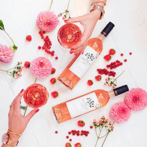 Reach for the stars ✨ or the rosé #alwaysrosé with @mirabeauwine & @therollinsonlondon … Flowers, rosé, wine, flatlay, berries, style, London fashion bloggers, Belle & Bunty, Wine Flatlay, Glace Fruit, Different Types Of Wine, Wine Subscription, Rosé Wine, Wine Photography, Wine Party, Cheap Wine, Decoration Photo