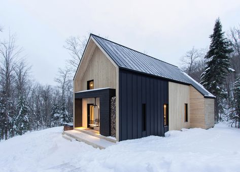 Villa Boreale Scandinavian Modern House, Contemporary Cabin, Scandinavian Architecture, A Small House, Contemporary Cottage, Casa Exterior, Modern Barn, Modern Cabin, Wooden House