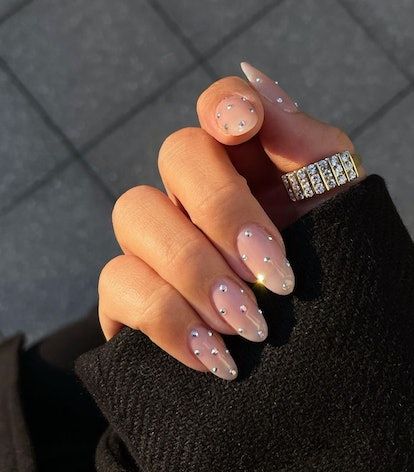 Chrome Details, French Tips, & 18 More Trendy Designs For Short, Almond-Shaped Nails Bridal Nails, Dance Nails, Nye Nails, New Years Nail Designs, Round Nails, Nail Art Wedding, Nagel Inspo, New Year's Nails, Neutral Nails