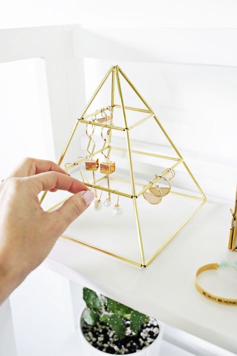 Brass Earring Pyramid DIY (click through for more) Brass Pyramid, Diy Earring Holder, Diy Decoracion, Acrylic Holders, Diy Jewelry Holder, Jewelry Organizer Diy, Diy Simple, Diy Presents, Earring Holder