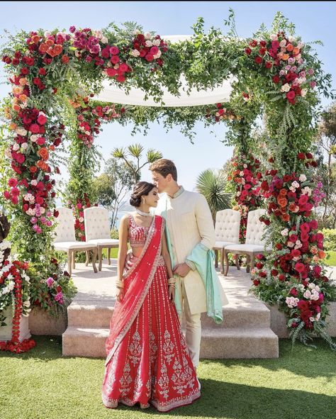 Decor Colour Palettes, Mandap Decoration Ideas, Cranberry Wedding, Hindu Wedding Decorations, Mandap Decoration, Indian Wedding Theme, Mandap Design, Popular Wedding Colors, Hindu Ceremony