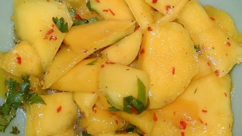 Spicy Mango Salad Spicy Mango Salad, Mango Fish, Green Mango Salad, Salsa Picante, Ginger Chicken, Mango Salad, Mango Recipes, Summer Side Dishes, Healthy Side