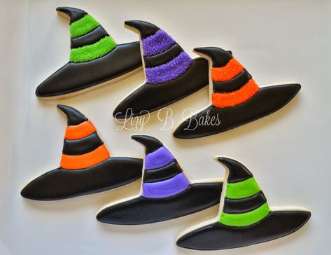 It's time for creepy cookies!!! Have you started yours yet? In case you haven't, here is a list of tutorials to help you ... Decorated Halloween Cookies, Galletas Halloween, Halloween Sugar Cookies Decorated, Witch Hat Cookies, Witch Cookie, Halloween Deserts, Halloween Cookie Recipes, Cookies Halloween, Dulces Halloween