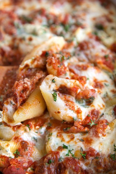 Stuffed Shells Recipe (How to Make Stuffed Shells) #stuffedshells #ricottastuffedshells #cheesystuffedshells #bakedpasta #pastarecipe #vegetarianrecipe Homemade Stuffed Shells, Cheesy Stuffed Shells, Easy Homemade Marinara Sauce, Freeze Leftovers, Ricotta Filling, Stuffed Shells Ricotta, Homemade Marinara Sauce, Shells Recipe, Pasta Sauce Homemade