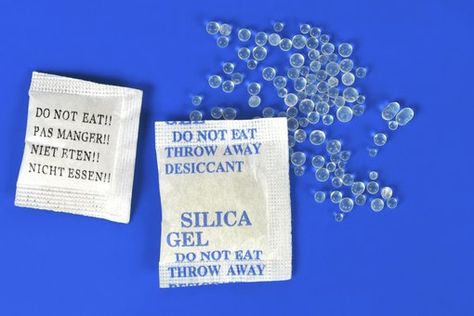 Dessicant, silica gel Natural Bed Bug Repellent, Bed Bug Remedies, Silica Packets, Bed Bug Spray, Rid Of Bed Bugs, Gel Pack, Bed Bugs, Clever Hacks, Silica Gel