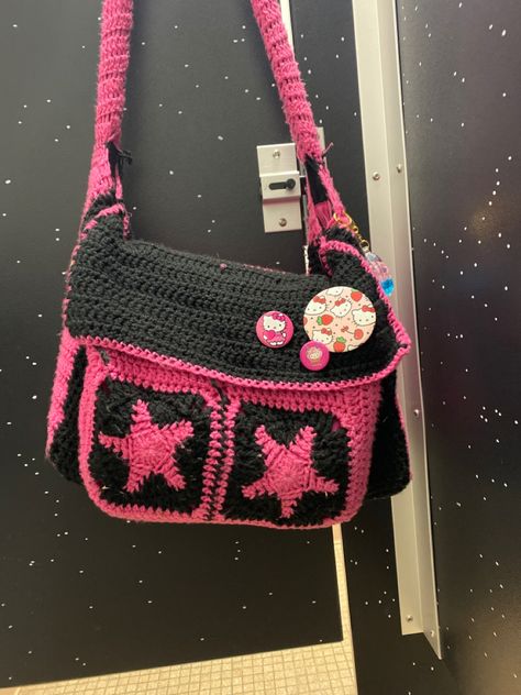 Ramona Flowers Bag Crochet, Crochet School Bag Aesthetic, Crochet Messenger Bag Aesthetic, Scene Crochet Ideas, School Bag Crochet, How To Crochet Tote Bag, Crochet Back To School, Crochet Goth Bag, Crochet School Accessories