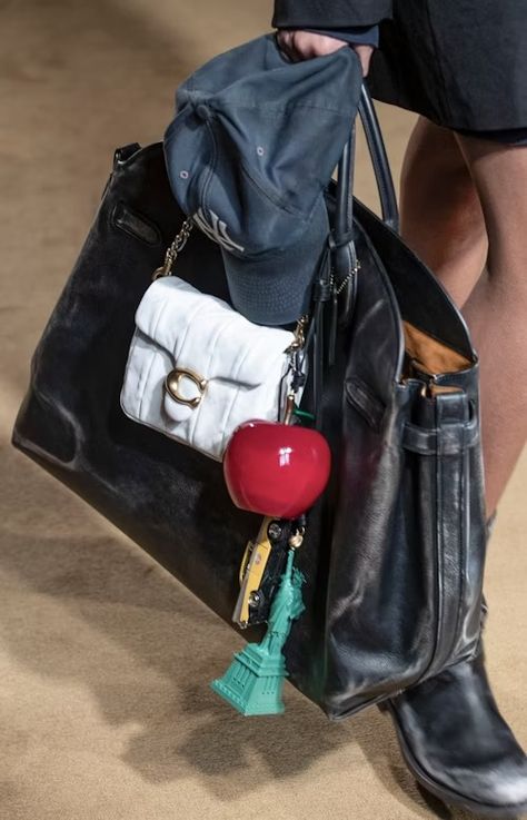 Bag Charms & Keychains Are Taking Over The Street Style Scene Slouchy Leather Tote, Bag Styling, Fashion Decades, Winter Bags, Bag Keychain, Hermes Kelly Bag, Fall Bags, Cowgirl Aesthetic, Pink Cheeks