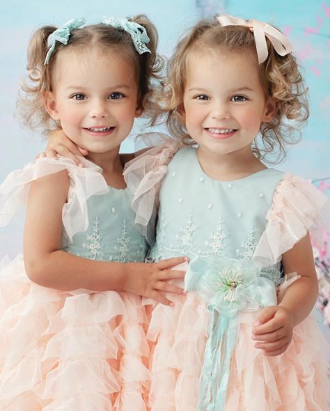 Crimson Rose, Stylish Kids Fashion, Twin Models, Taytum And Oakley, Dancer Pose, Twin Photos, Virtual Background, Twin Toddlers, Cute Twins