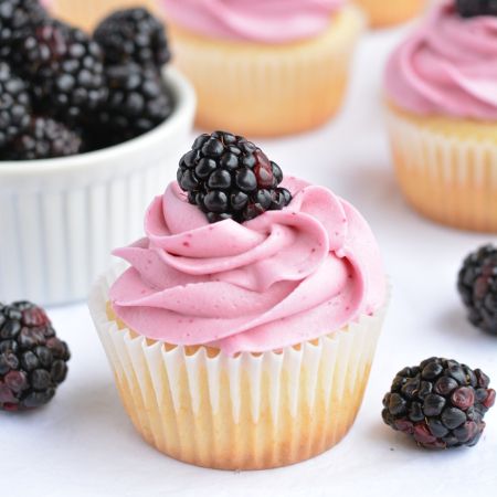 Blackberry Cupcakes Blackberry Frosting, Blackberry Cupcakes, Homemade Frosting Recipes, Cupcakes White, Blueberry Frosting, Strawberry Shortcake Cupcake, Lime Cupcakes, Blueberry Cupcakes, Berry Recipes