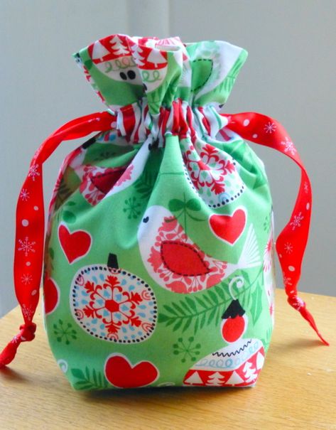 It’s wonderful to see so many folks entering my Tula Pink giveaway.     If you haven’t already entered, just sign up for my newsletter (right) and/or like my Facebook page here.   So Christmas is sneaking up quickly, and I thought you might like a quick and easy Christmas tutorial.       How … Continue reading "Gift Bag Tutorial" Christmas Gift Bags To Sew, Fabric Christmas Bags, Gift Bag Tutorial, Drawstring Bag Tutorials, Sewing Christmas Gifts, Patchwork Sewing, Christmas Treat Bags, Diy Sewing Gifts, Christmas Sewing Projects