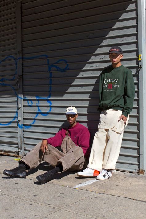 How To Wear ’90s Vintage Streetwear This Fall Streetwear Poses, 90s Vintage Streetwear, Streetwear Photoshoot, 90s Fashion Men, Vintage Hipster, Streetwear Mode, Hipster Mens Fashion, Retro Streetwear, Mens Fashion Streetwear