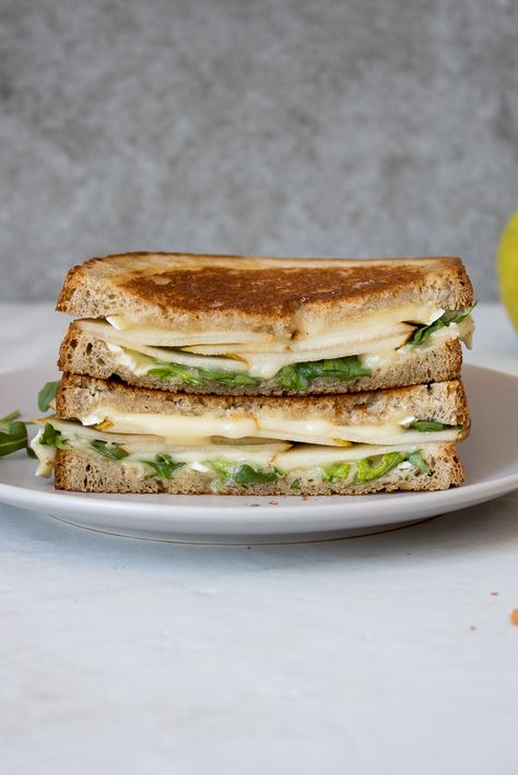 Filled with crunchy pear and creamy brie cheese, this pear grilled cheese is the perfect sandwich for a quick, easy, and healthy lunch. Pear Grilled Cheese, Swiss Grilled Cheese, Brie And Pear, Healthy Grilled Cheese, Gruyere Grilled Cheese, Kay Nutrition, Brie Cheese Recipes, Gyro Wrap, Brie Sandwich