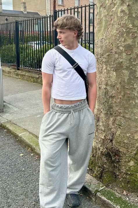 Duce Gorgan, Grey Sweatpants Outfit Men, Sweatpants Outfit Men, Grey Sweatpants Outfit, Guys In Sweatpants, Gray Sweatpants Outfit, Aesthetic Male Outfits, Shy Boy, Sweatpants Outfit