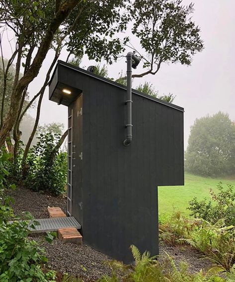 zeltini studio's wooden 'temple of poop' is a compost toilet with a view Composting Toilet Off Grid, Tiny House Toilet, Modern Outhouse, Eco Tiny House, Backyard Luxury, Compost Toilet, Outside Toilet, Land Ideas, Composting Process