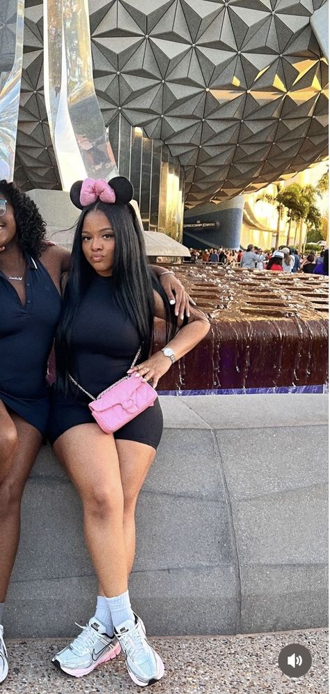 Disney Outfits Baddie, Theme Park Outfit Black Woman, Disney Trips Outfits, Baddie Disney Outfits, Disneyland Outfits Black Women, Disney Outfit Black Women, Disney Outfits Black Women, Busch Gardens Outfit, Aquarium Aesthetic Outfit