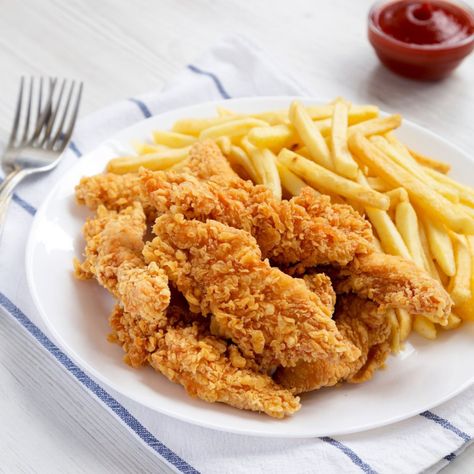 Crispy fried chicken - Recipe from Salé for 4 people - Ready in 25 minutes Chicken And Fries, Buttermilk Chicken Tenders, Cooking Spaghetti, Recipe Appetizers, Air Fryer Chicken Tenders, Buttermilk Chicken, Chicken Tender, Chicken Tender Recipes, Crispy Fried Chicken