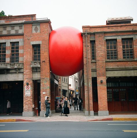 Red Ball Project by Kurt Perschke, photo by Yu-Cheng Hsiao (Taipei) Land Art, Mata Air, Urbane Kunst, Eye Ball, Red Ball, Wow Art, Sculpture Installation, Outdoor Art, Rembrandt