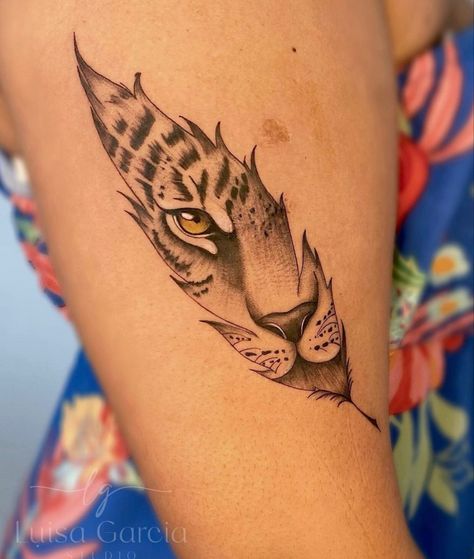 Tiger Eyes Tattoo, Micro Tattoo, Alas Tattoo, Half Sleeve Tattoo Stencils, Animal Tattoo Ideas, Cat Prints, Tiger Tattoo Design, Feather Tattoo Design, Flame Tattoos