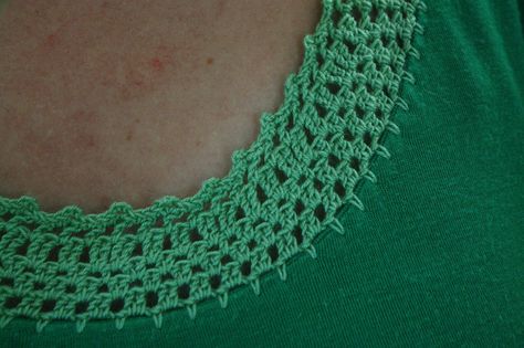 DIY Crochet neckline by Emily Lindberg, via Flickr Crochet Neckline, Crochet Yoke, Debbie Macomber, Crochet T Shirts, Crochet Collar, Shirt Refashion, Crochet Borders, Single Crochet Stitch, 자수 디자인