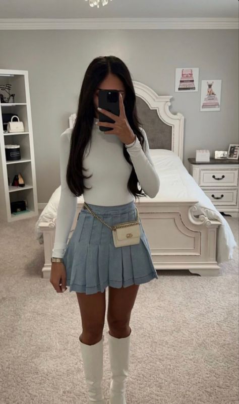 Outfits Skirts Aesthetic, Jean Tennis Skirt Outfit, Back To School Skirt Outfits, Jean Pleated Skirt Outfit, Denim Tennis Skirt Outfit, Small Skirt Outfits, Jean Tennis Skirt, Cute Winter Outfits With Skirts, Light Denim Skirt Outfit