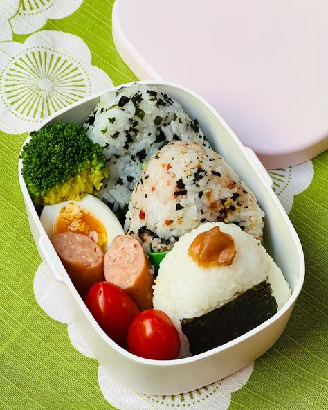 Back to a simple onigiri bento today. Three different onigiri with easy bento sides. The simple onigiri with salt is my all time favourite 😁 🍱 Simple salt onigiri with seaweed topped with umeboshi 🍱 Mentaiko (spicy roe) and wakame onigiri 🍱 Wakana (young vegetable leaves) with shiso wakame 🍱 Sausage, broccoli, egg, tomato Bento box - One touch pink bento box #riceballs #onigiri #japaneseonigiri #japanesericeball #japanesebentobox #japanesebento #bentoideas #bentoinspo #bentoboxideas #bento... Musubi Bento, Onigiri Aesthetic, Bento Onigiri, Onigiri Bento, Minuman Aesthetic, Easy Bento, Sausage Broccoli, Egg Tomato, Japanese Bento Box