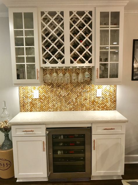 Wine bar with cork backsplash Wine Cork Bar Top, Cork Board Backsplash, Cork Backsplash Kitchen, Wine Cork Wall Ideas, Wine Cork Backsplash, Cork Backsplash, Diy Wine Bar, Wine Cork Wall, Wine Cork Wall Decor