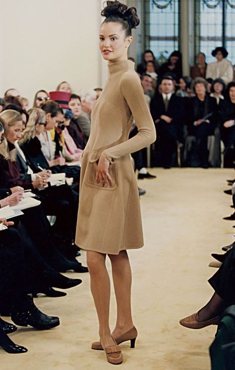 Prada 1992, Claudia Mason, Prada Gifts, Models 90s, Prada Fashion, Prada Spring, Run Through, Womenswear Fashion, Couture Runway