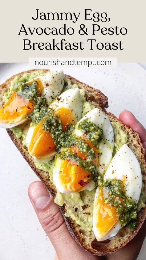 A picture of sourdough toast topped with avocado, egg and as drizzle of pesto. Essen, Avocado Toast Recipe Healthy, Pesto Toast, Healthy Breakfast Toast, Toast Recipe Breakfast, Avocado Eggs, Healthy Toast, Egg Avocado, Packed Breakfast