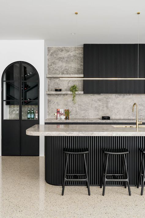 Kitchen Tour: Black Cabinetry and Pale Marble Create a Luxe Look | Houzz UK Grey Marble Countertops, Curved Kitchen Island, Curved Kitchen, Cabinets Makeover, Timber Kitchen, Black Kitchen Island, Marble Kitchen, Products Ideas, Contemporary Kitchen Design