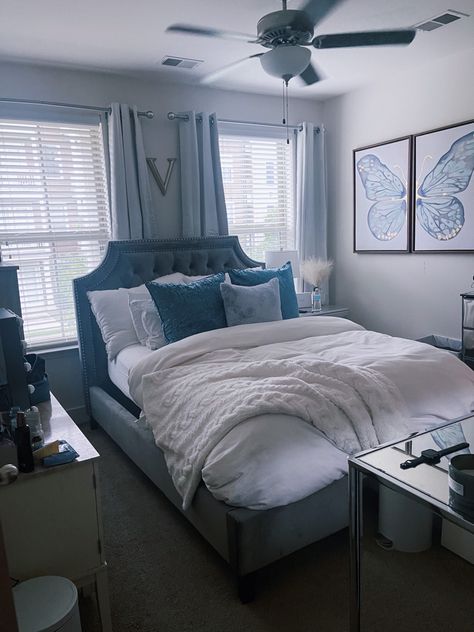 Light Blue Gray And White Bedroom, Blue White Gray Bedroom Aesthetic, Blue Gray And Gold Bedroom, Blue And Grey Room Ideas, Blue And Grey Bedroom Aesthetic, Icy Blue Bedroom, Bedroom Ideas Grey And Blue, Grey And Light Blue Bedroom, Denim Bedroom Ideas