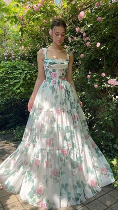 Elegant Spaghetti Strap Dress For Garden Party, Satin Spaghetti Strap Dress For Garden Party, Classy Prom, Chique Outfits, Prom Style, Prom Dress Inspiration, Elegante Casual, Pretty Prom Dresses, Fairytale Dress