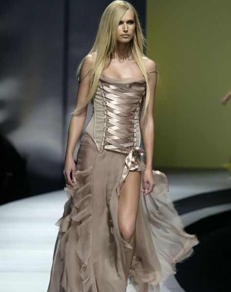 Versace Vintage Runway, Cocktail Dress Couture, Versace 2000s Runway, 90s Versace Runway, Vintage Versace Aesthetic, Versace 2000s, Versace 2003, Corset Runway, Y2k Runway