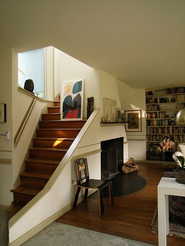 Vanna Venturi House - Robert Venturi Architect Vanna Venturi House, Denise Scott Brown, Robert Venturi, Post Modernism, Scott Brown, Michael Graves, Entry Stairs, Iconic Architecture, Stairway Design