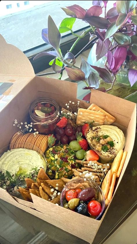 #vegan
#bistro
#brunchbox
#brunch
#hummus
#pitabread
#fruits
#veganbox
#mediterranean
#indian
#Mitsy_Bitsy 
#vegetarian Boxed Picnic Lunch, Canapés, Healthy Bistro Box Ideas, Vegan Hummus Board, Picnic Lunch Box Ideas, Savory Picnic Food, Picnic Food Ideas Vegan, Picnic Box Ideas Food, Vegan Catering Ideas