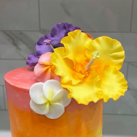 How to make Fondant flowers without wires tutorial with Liliana da Silva from sugarella Tropical Fondant Flowers, Fondant Hawaiian Flowers, Fondant Hibiscus Flowers Tutorial, Hawaii Cake, Gum Paste Flowers Tutorials, Tropical Cake, Stitch Party, Fondant Flower Tutorial, Making Fondant