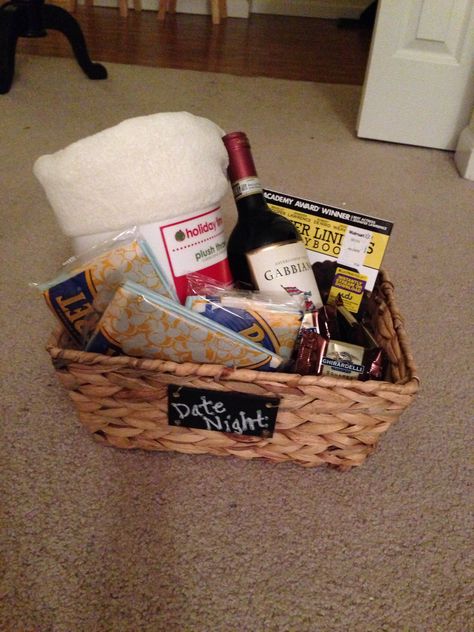 Holiday Grab Bag Gift Idea: "Date Night" Includes a basket filled with a throw blanket, wine, DVD, popcorn, and dark chocolate. Date Night Gift Basket, Date Night Basket, Netflix Night, Date Night Gift, Movie Night Gift Basket, Grab Bag Gifts, Movie Night Gift, Raffle Basket, Baskets Ideas