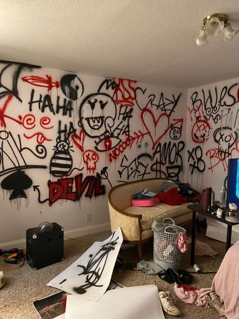 Grafiti Bedrooms Aesthetic, Spray Paint Bedroom Wall Grunge, Room Inspo Graffiti, Graffiti On Bedroom Wall, Grafiti Walls Bedrooms, Spray Painted Bedroom Wall, Grafitti Bedroom Ideas, Grafitti Wall Room, Graffiti Room Ideas Bedrooms Street Art