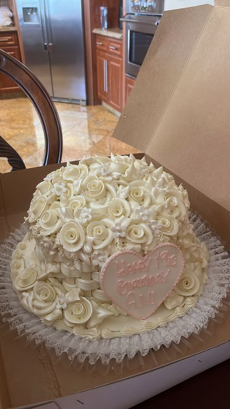 Birthday cake bridal white Kardashians Birthday Cakes, Kardashian White Cake, Aesthetic 17 Birthday Cake, Expensive Birthday Cake, Celebrity Birthday Cakes, Born To Die Cake, 20 Year Birthday Cake, Kardashian Cake, Cake Asthetic Picture