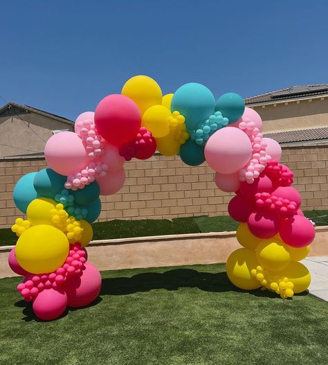 Gabrielle Gonzalez Gaby's Balloons LLC 🎈 | Oversized & Organic Balloon Arch 🎈🤍 | Instagram Table Balloon Arch, Organic Balloon Arch, Party Balloons Diy, Balloon Arch Decorations, Balloons Galore, Balloon Garland Diy, Balloon Company, Balloons Decorations, Graduation Balloons