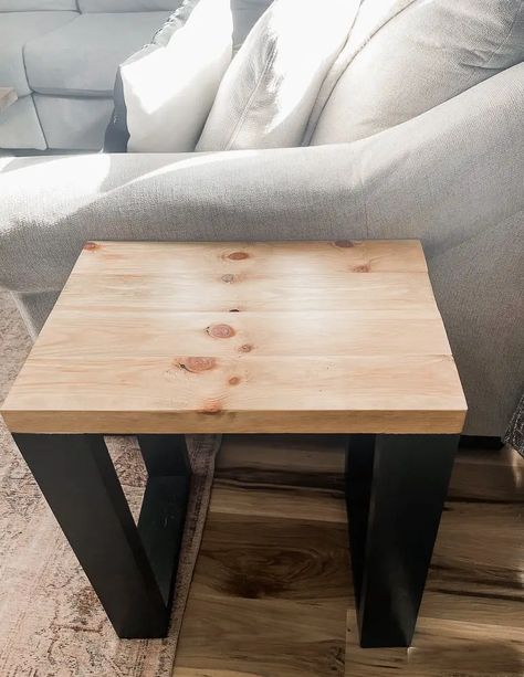 Easy How to Build an End Table Using Only 2x4's | Free Plans - Design to Build Simple Wood Table Diy, 2x4 End Table Diy, Easy 2x4 Projects Diy, Diy Modern End Table, Small End Tables Diy, Diy End Tables Easy Living Room, Wood End Tables Diy, 2 By 4 Projects Wood, Diy Outdoor End Table