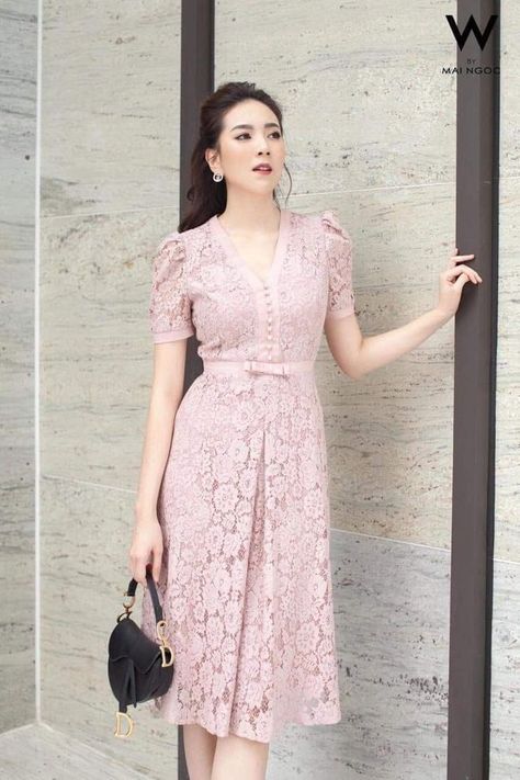 Top beautiful bodycon dresses Brokat Dress Modern, Batik Dress Elegant Modern, Dress Kondangan Simple, Dress Brokat Modern Simple, Dress Korean Style Simple, Model Dress Brokat Modern, Dress Kebaya Modern, Model Dress Batik, Model Dress Kebaya