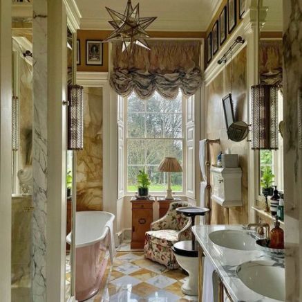 Maximalist Bathrooms, 17th Century House, Parisian Apartment, English Country House, Paris Apartments, Dream Bathrooms, Beautiful Bathrooms, House Inspo, Dream Home Design