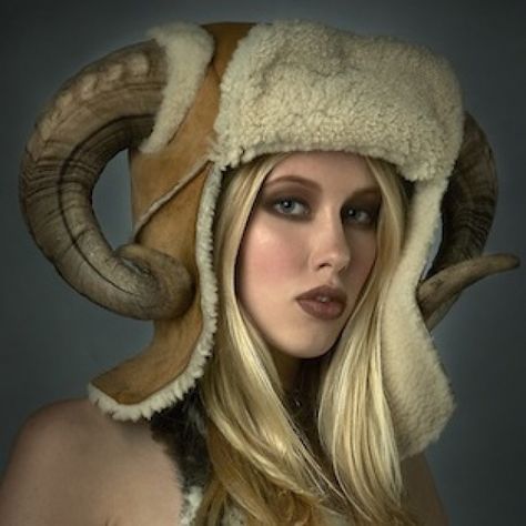 You can make this, right? Medieval Characters, Horn Hat, Head Games, Ram Horns, The Dating Divas, Crochet Lace Edging, Festival Diy, Military Hat, Unique Hats