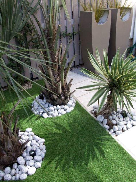 40 Pro Artificial Grass Ideas to Look Into - Bored Art Synthetic Grass Backyard, Artificial Grass Ideas, Artificial Turf Backyard, Artificial Grass Patio, Artificial Grass Garden, Grass Backyard, Artificial Grass Backyard, Turf Backyard, Artificial Grass Wall