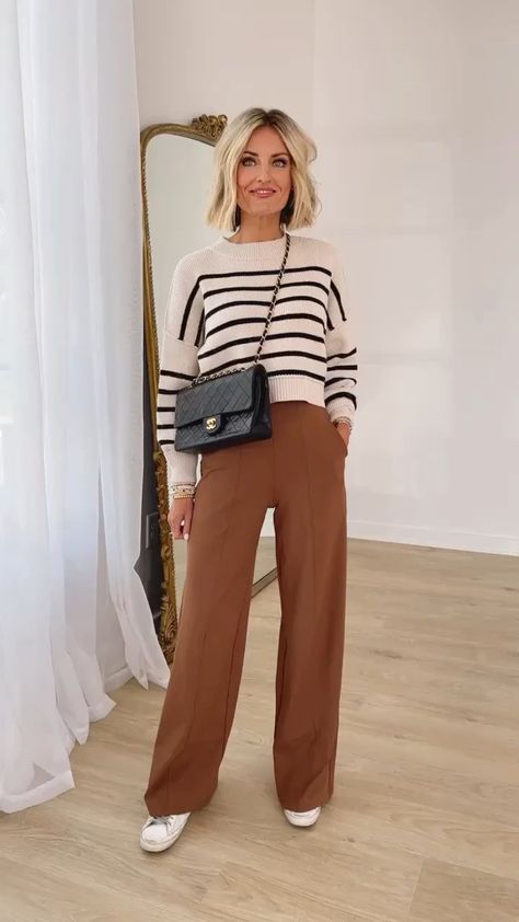 High Waisted Pants Winter Outfit, Wide Trousers Outfit Work, High Waisted Brown Pants Outfit, Tan Trousers Outfit Casual, Styling Brown Wide Leg Pants, Tan Trouser Pants Outfit, Wide Leg Trousers Casual Outfit, Pleated Trousers Outfit Casual, Fall Outfits Brown Pants