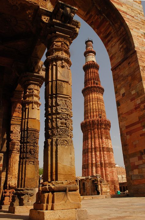 Qutub Minar, the tallest minaret built in bricks in the world in Delhi, India (by federico). Mena Aesthetic, Qutub Minar, India Photo, India Architecture, Ancient Indian Architecture, Amazing India, Ancient Buildings, Indian Architecture, Ancient India